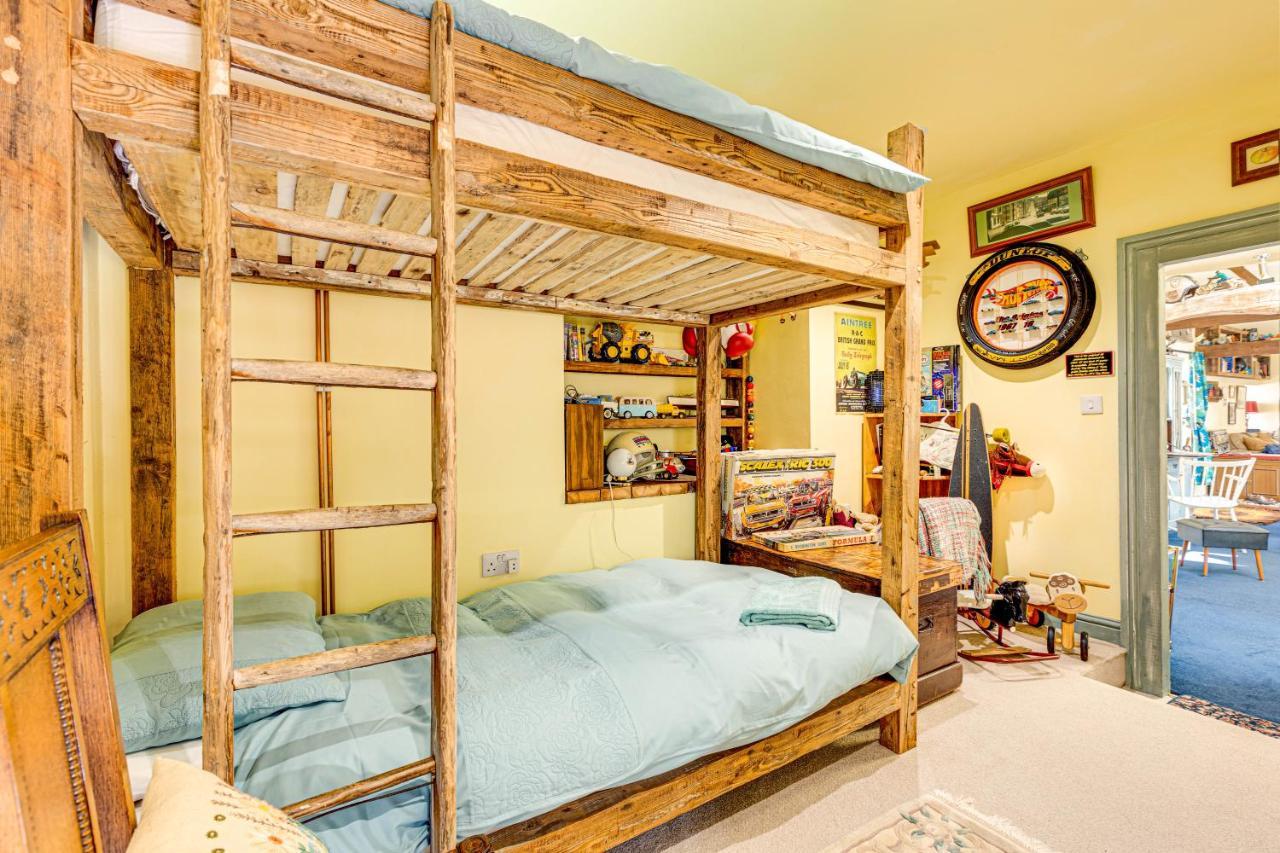 Family Country Cottage With A Private Valley View Скарбъро Екстериор снимка